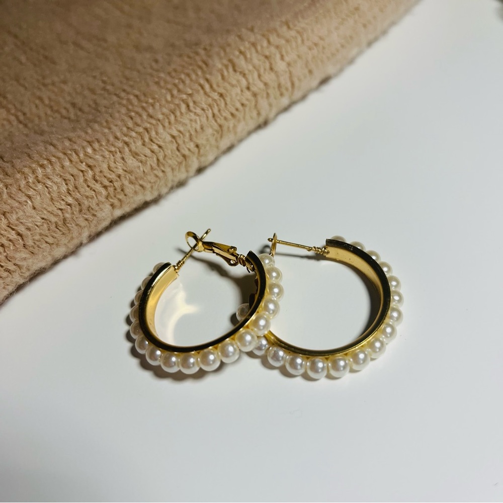 NEW GOLD AND PEARL ROUND HOOP EARRINGS